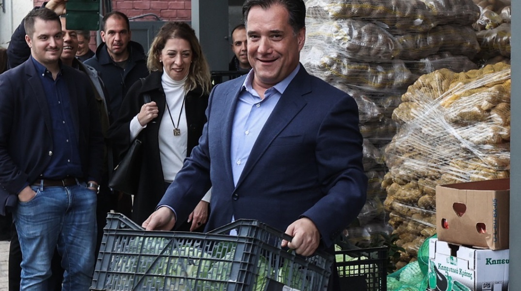 Χίλιοι κωδικοί επιπλέον θα προστεθούν στο καλάθι του Άη Βασίλη, γνωστοποίησε ο Άδωνις Γεωργιάδης - Τι δήλωσε ο υπουργός Ανάπτυξης από την αγορά του Ρέντη.