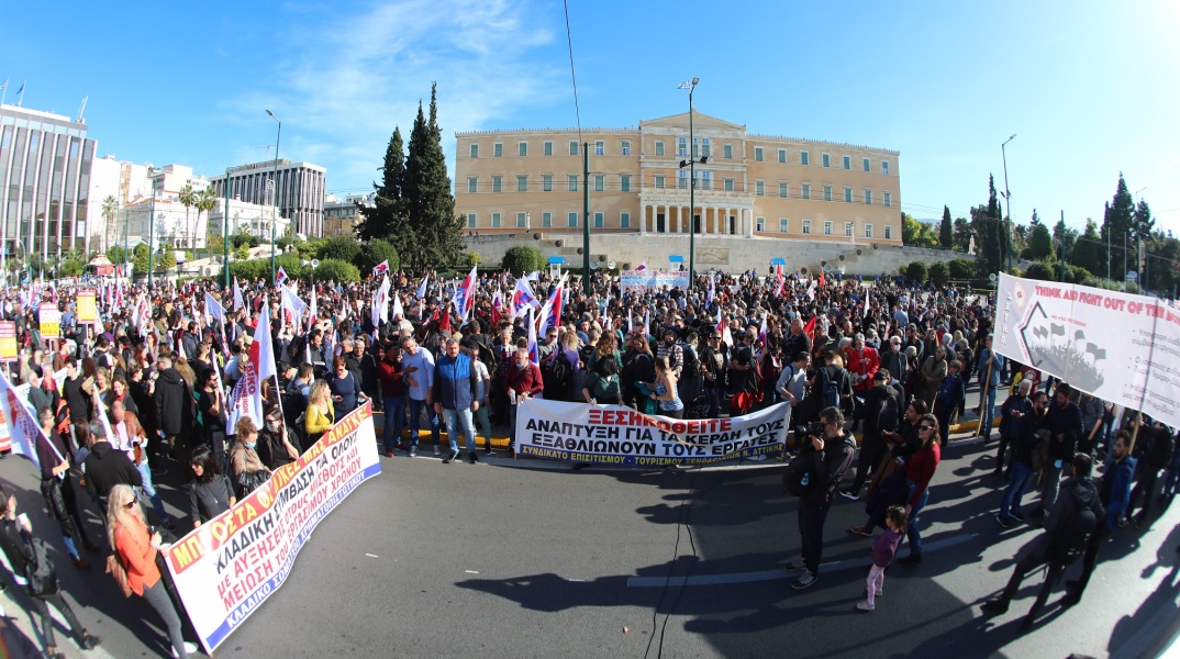 Κλειστό το κέντρο της Αθήνας από διαδήλωση του ΠΑΜΕ για τον προϋπολογισμό - Το απόγευμα η ψήφισή του, μετά τις ομιλίες των πολιτικών αρχηγών.
