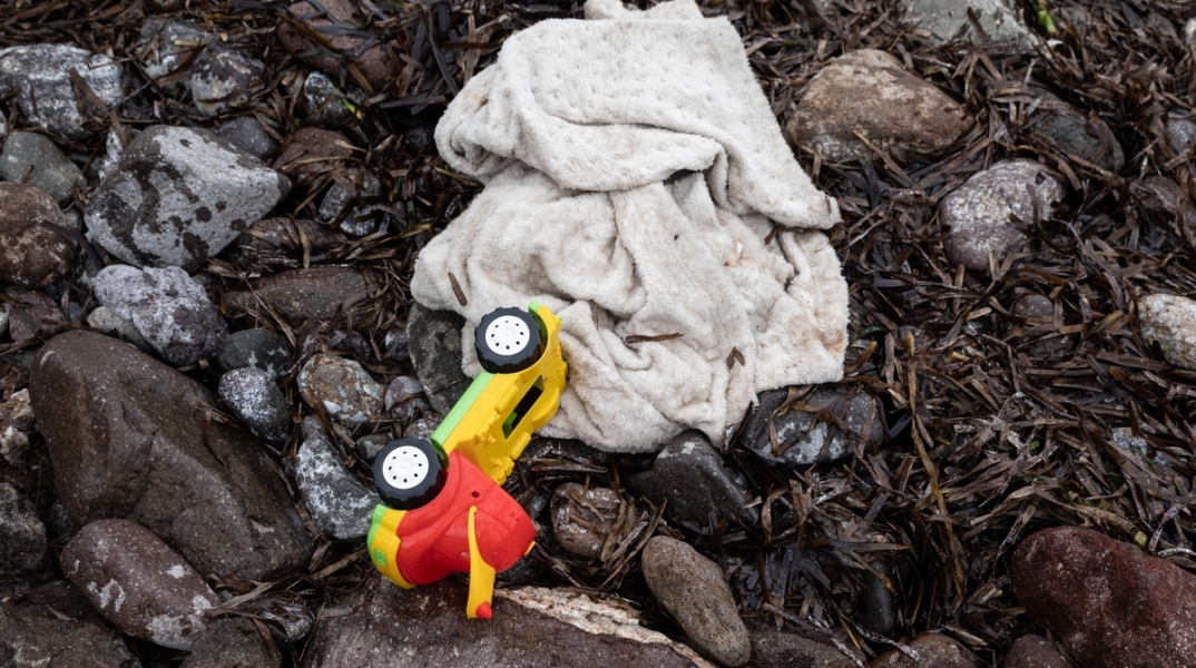 Λέσβος: Νεκρό βρέφος από πρόσκρουση βάρκας με μετανάστες σε βράχια - Η σορός του μεταφέρθηκε στην ιατροδικαστική διεύθυνση βορείου Αιγαίου. 