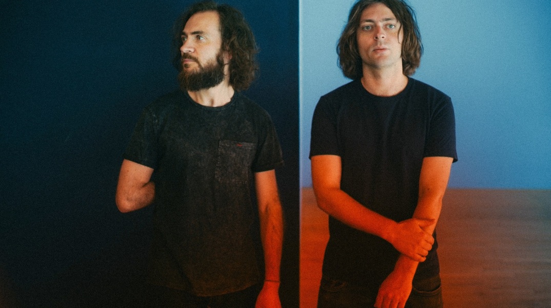 Sunda Arc: Τα αδέρφια Jordan και Nick Smart μιλούν στην ATHENS VOICE για το άλμπουμ «Night Lands», την ελληνική καταγωγή τους και τη μουσική τους πορεία από τους Mammal Hands μέχρι σήμερα.