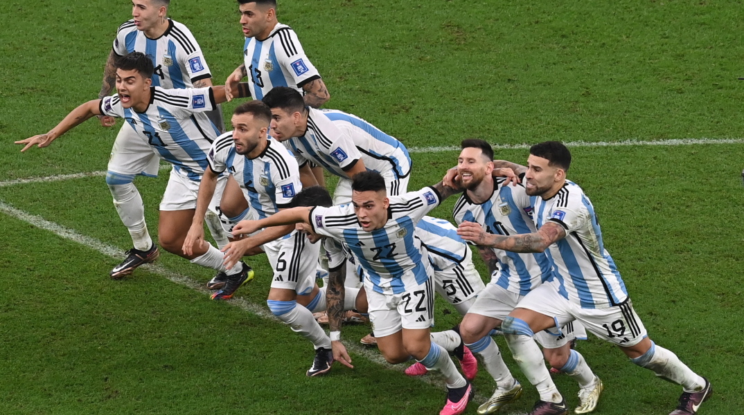 Οι πανηγυρισμοί των παικτών της Αργεντινής μετά το τέλος της διαδικασίας των πέναλτι © EPA/Friedemann Vogel