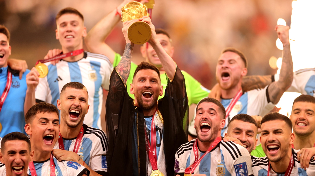 Η στιγμή που ο Λιονέλ Μέσι φιλά το Παγκόσμιο Κύπελλο © EPA/Ronald Wittek