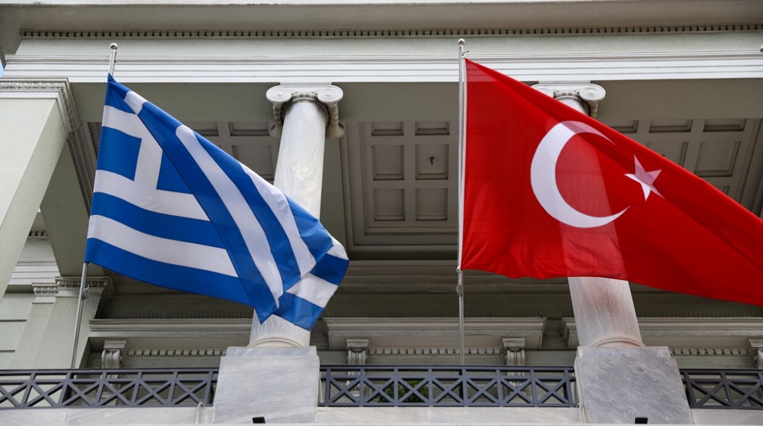 Οι σημαίες της Ελλάδας και της Τουρκίας σε κυβερνητικό κτίριο της Αθήνας