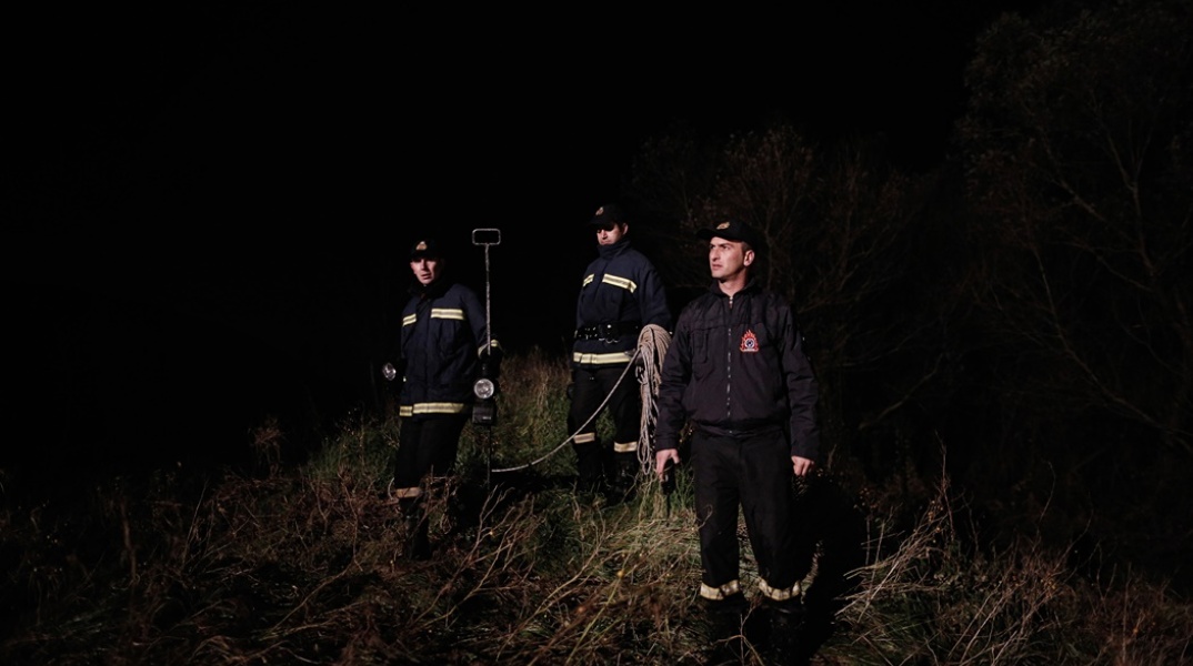 Διασώστες της ΕΜΑΚ κατά τη διάρκεια νυχτερινής επιχείρησης με τις στολές τους και σκοινιά στα χέρια