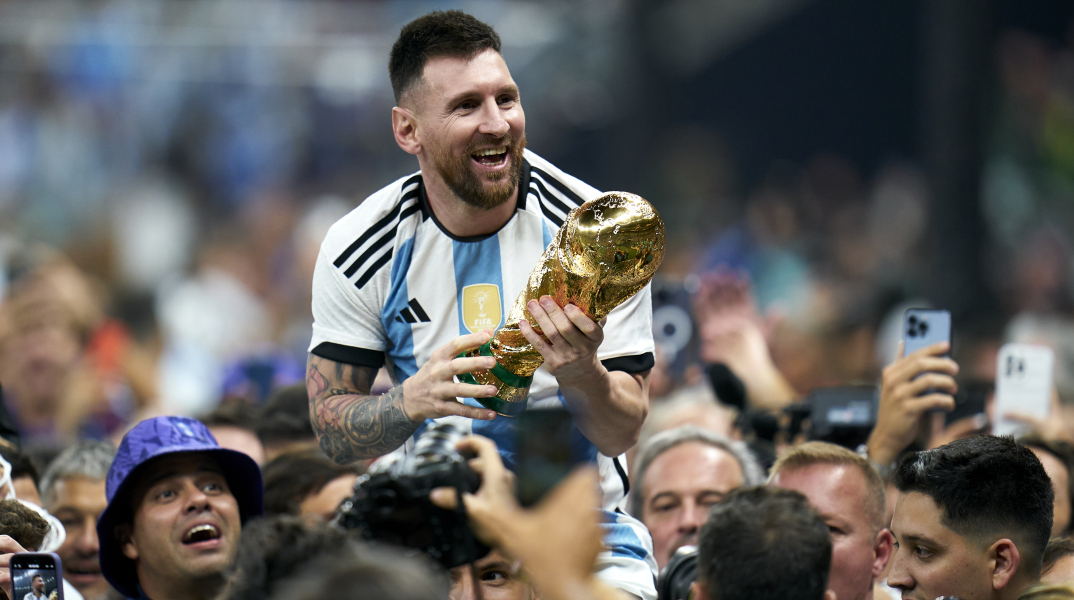 H στιγμή που παίκτες και επιτελείο της εθνικής Αργεντινής σηκώνουν στα χέρια τον Λιονέλ Μέσι όπως τον Ντιέγκο Αρμάντο Μαραντόνα