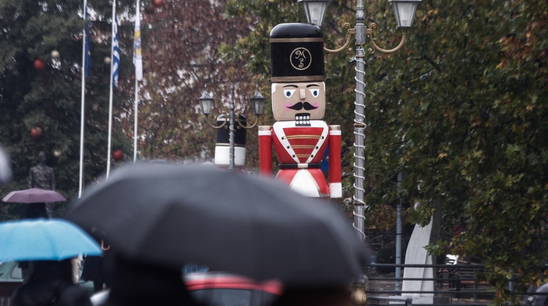 Αλλάζει το σκηνικό του καιρού την Κυριακή 18 Δεκεμβρίου: Πτώση θερμοκρασίας, βροχές και χιόνια - Η πρόγνωση του meteo και της ΕΜΥ.