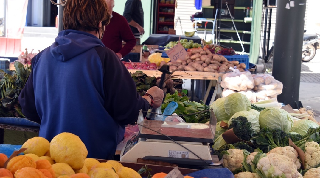 Πολίτες ψωνίζουν από τους πάγκους της λαϊκής αγοράς