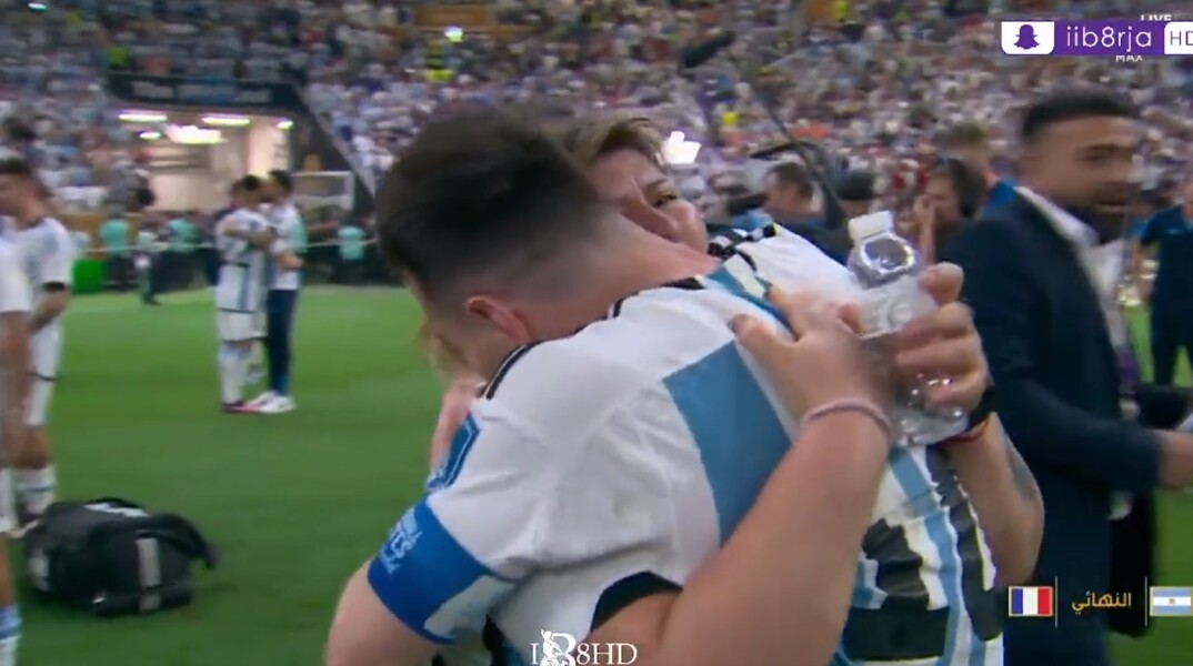 Ο Λιονέλ Μέσι αγκαλιάζει τη μητέρα του μετά την κατάκτηση του Μουντιάλ 2022 από την Αργεντινή