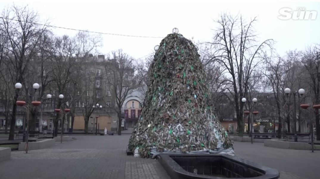 Ουκρανία: Χριστουγεννιάτικο δέντρο με δίχτυα παραλλαγής στην πόλη Μικολάιβ