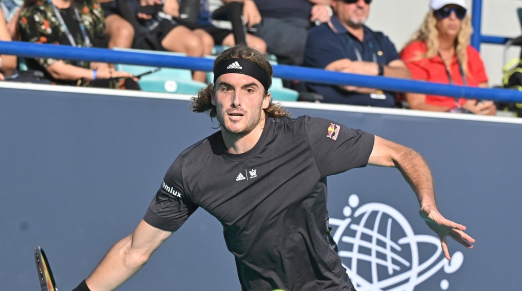 Ο Στέφανος Τσιτσιπάς με τη ρακέτα ανά χείρας