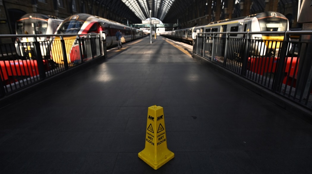 Άδειος σιδηροδρομικός σταθμός στη Βρετανία λόγω των απεργειακών κινητοποιήσεων των εργαζομένων - Τα τρένα στις ράγες