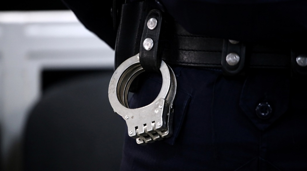 Χειροπέδες στη ζώνη αστυνομικού