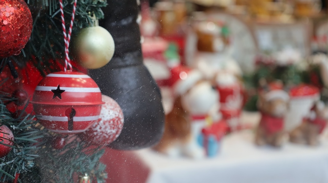 Βιτρίνα με χριστουγεννιάτικα στολίδια σε καταστήματα ενώ βρίσκεται σε ισχύ το εορταστικό ωράριο 2022
