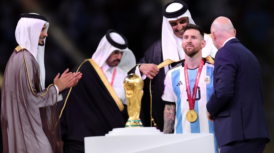 Μουντιάλ 2022: Ο τρόπος διεξαγωγής και προβολής του Παγκόσμιου Πρωταθλήματος στο Κατάρ, το σκάνδαλο Qatargate, και η εκμετάλλευση του ποδοσφαίρου.