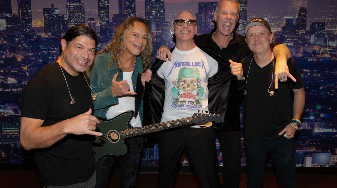 H αναμνηστική φωτογραφία των Metallica με τον ηθοποιό Robert Downey Jr. στη φιλανθρωπική συναυλία τους στο Λος Άντζελες.
