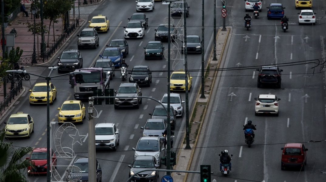 Τέλη Κυκλοφορίας 2023- Αυτοκίνητα και μηχανάκια κινούνται σε κεντρικό δρόμο της Αθήνας