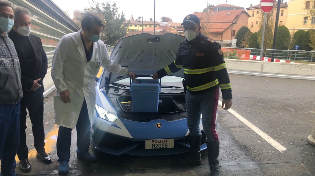 Αστυνομικός και γιατρός κρατούν τα όργανα που μόλις έχουν μεταφερθεί σε νοσοκομείο της Ιταλίας με Lamborghini