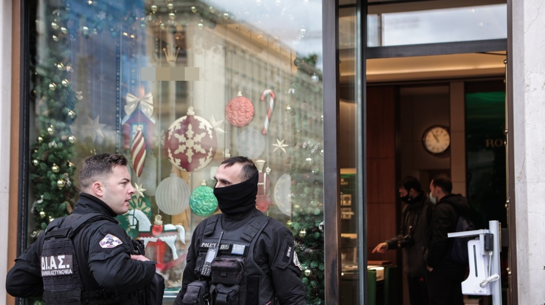 Ληστεία σε κατάστημα με ακριβά ρολόγια στο κέντρο της Αθήνας - Αστυνομικοί στο σημείο