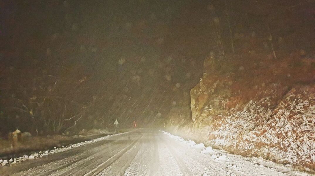 Δρόμος στρωμένος με χιόνια στο Πήλιο