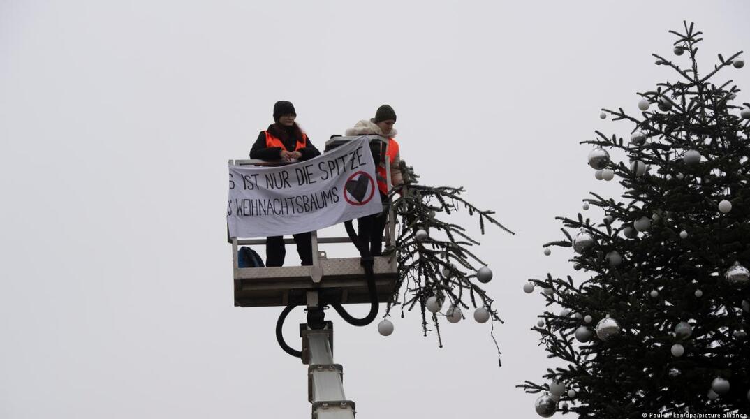 Γερμανία: Ακτιβιστές κατά της κλιματικής αλλαγής πριόνισαν την κορυφή του χριστουγεννιάτικου δένδρου του Βερολίνου	