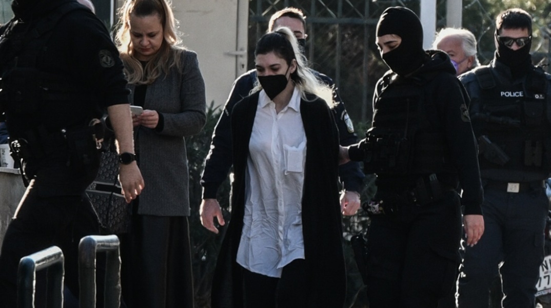 Η Ρούλα Πισπιρίγκου οδηγείται με χειροπέδες στην ανακρίτρια προκειμένου να απολογηθεί για τους θανάτους της Μαλένας και της Ίριδας