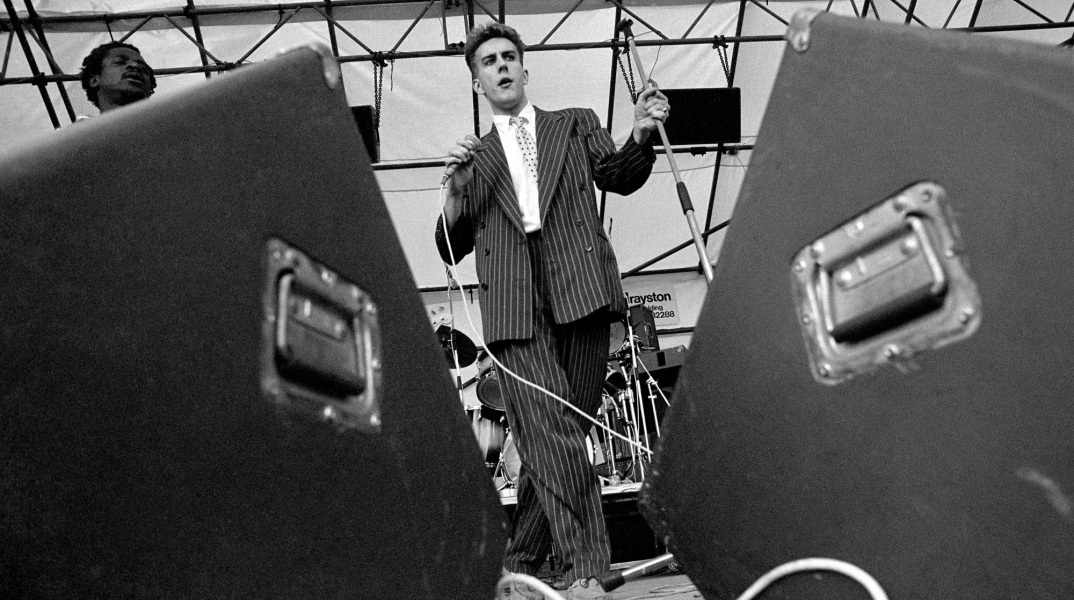 Αφιέρωμα στον Terry Hall, τραγουδιστή των συγκροτημάτων The Specials, Fun Boy Three, Colourfield, που έφυγε από τη ζωή σε ηλικία 63 ετών.