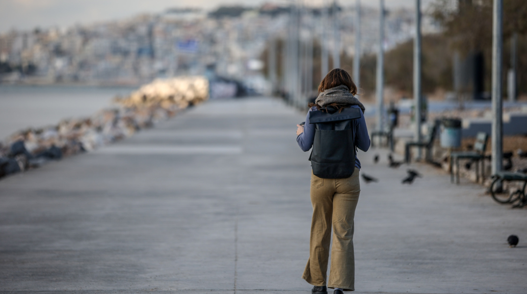 Χειμώνας στην Αθήνα - Κοπέλα περπατά στον Φλοίσβο