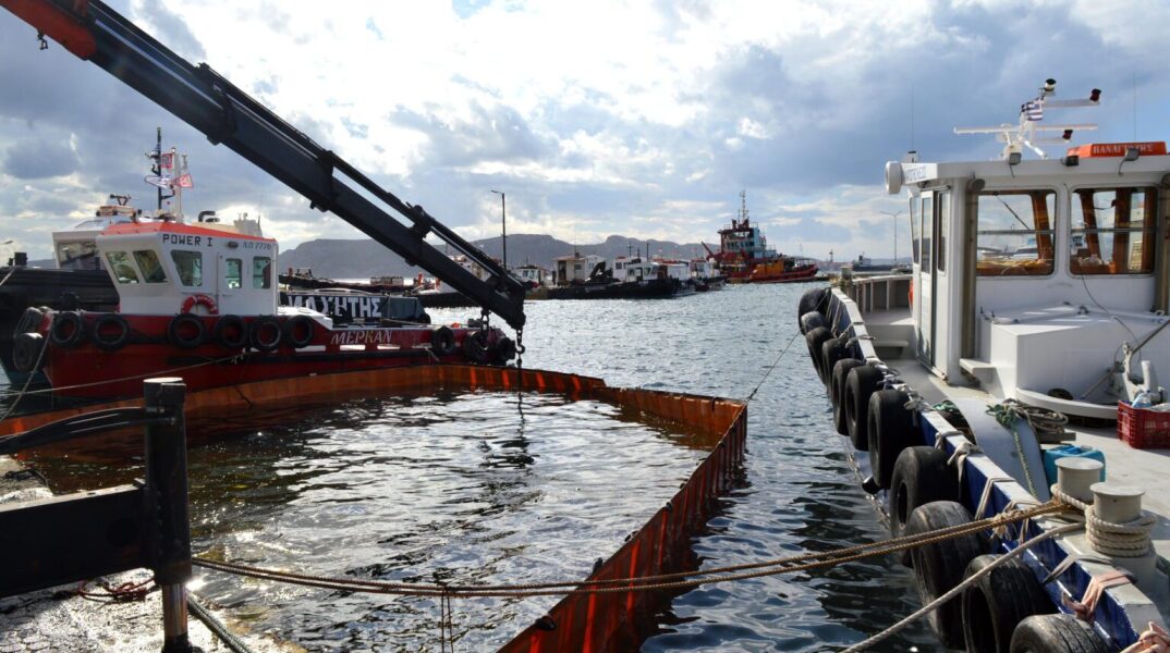 Η διαδικασία απομάκρυνσης ναυαγίου από το παλιό λιμάνι του Φονιά στην Ελευσίνα