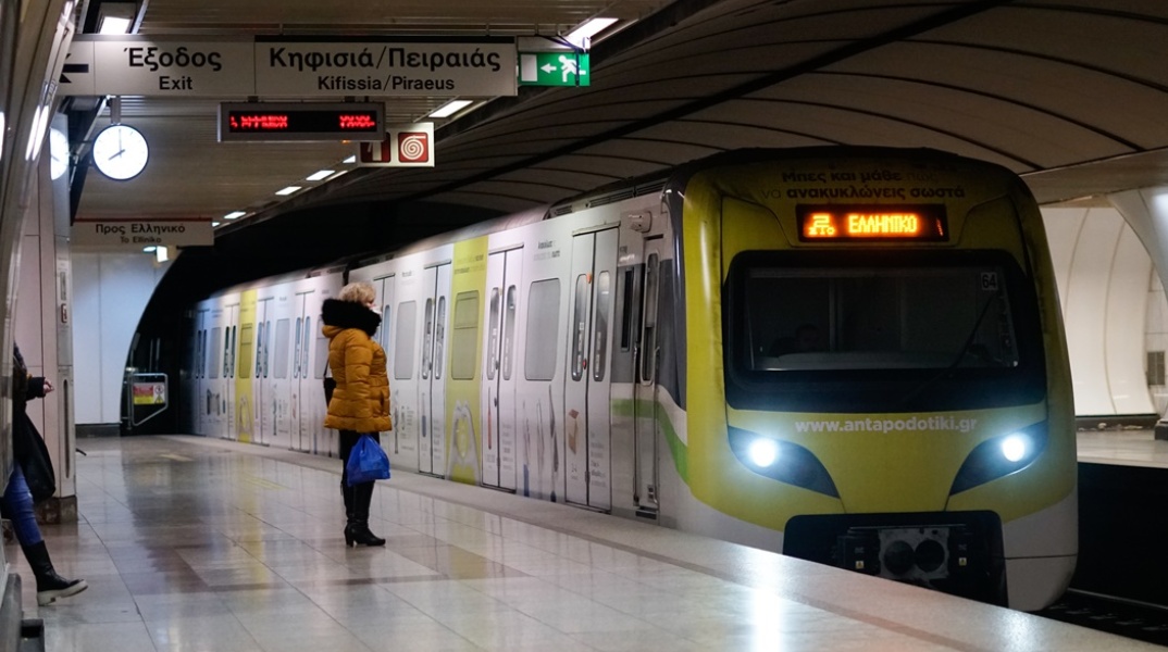 Γυναίκα αναμένει την άφιξη συρμού του μετρό σε σταθμό
