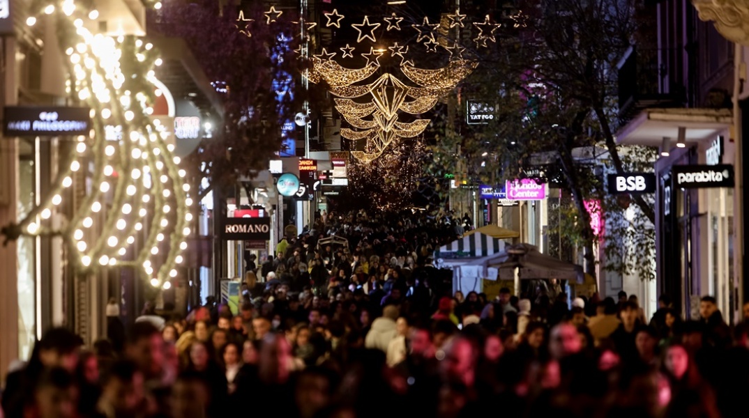 Πολίτες στον εμπορικότερο δρόμο της Αθήνας, την Ερμού, ενώ βρίσκεται σε ισχύ το εορταστικό ωράριο λειτουργίας των καταστημάτων