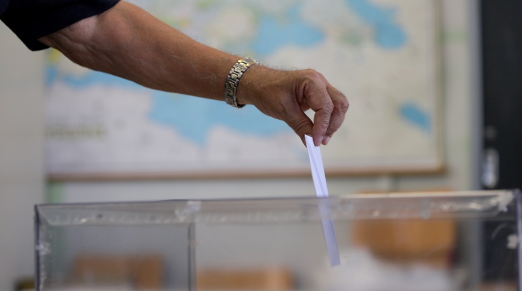 Χέρι ψηφοφόρου ρίχνει στην κάλπη το ψηφοδέλτιο