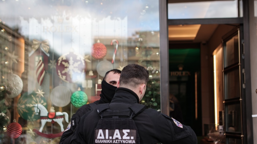 Ένοπλη ληστεία στη Rolex- Αστυνομικοί έξω από το κατάστημα στην Κολοκοτρώνη