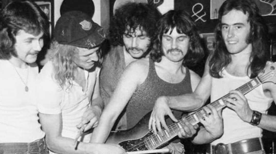 Iron Maiden: Η ιστορία δημιουργίας του θρυλικού heavy metal συγκροτήματος την ημέρα των Χριστουγέννων του 1975 από τον μπασίστα και ιδρυτή τους, Steve Harris, και οι αλλαγές που οδήγησαν στο line up του πρώτου τους άλμπουμ.
