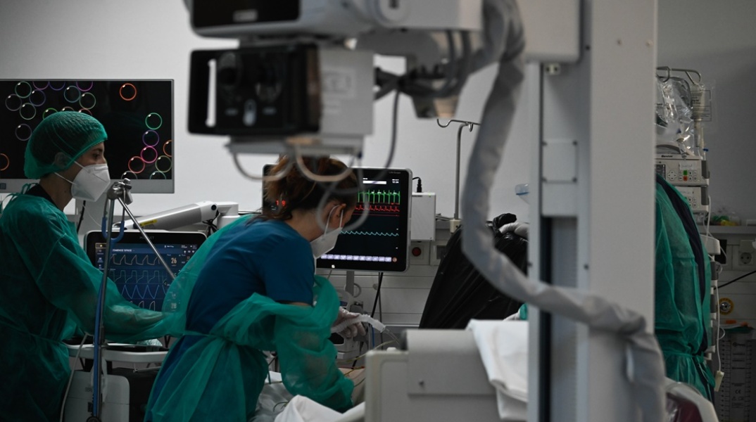 Ιατροί και νοσοκομείο με ΜΕΘ νοσοκομείου