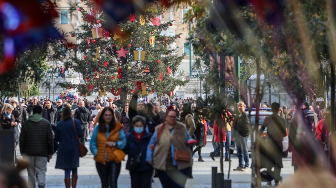 Πολίτες στη στολισμένη Ερμού, τον πιο εμπορικό δρόμο της Αθήνας