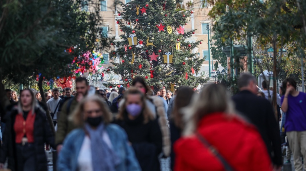 Πολίτες με μάσκες περπατούν στο στολισμένο χριστουγεννιάτικα κέντρο της Αθήνας