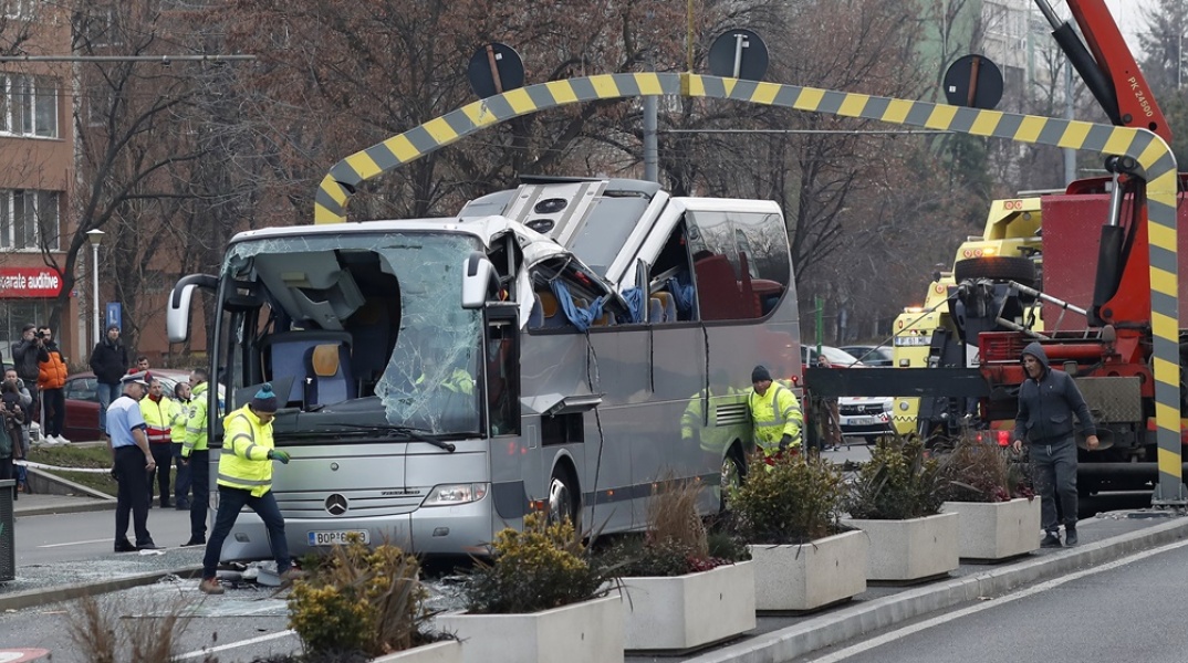 Το τουριστικό λεωφορείο μετά το δυστύχημα σε δρόμο της Ρουμανίας