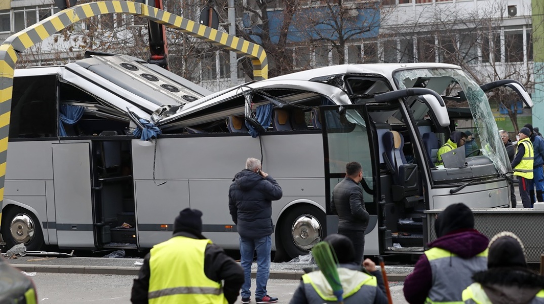 Το τουριστικό λεωφορείο μετά το δυστύχημα σε δρόμο της Ρουμανίας