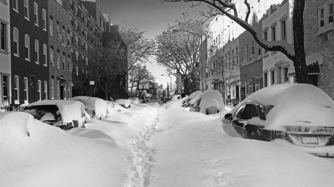 Χιονοθύελλα στις ΗΠΑ το 2016 - Σκεπασμένοι από το χιόνι δρόμοι στη Νέα Υόρκη