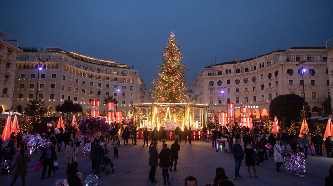 Χριστουγεννιάτικο δέντρο στην πλατεία Αριστοτέλους