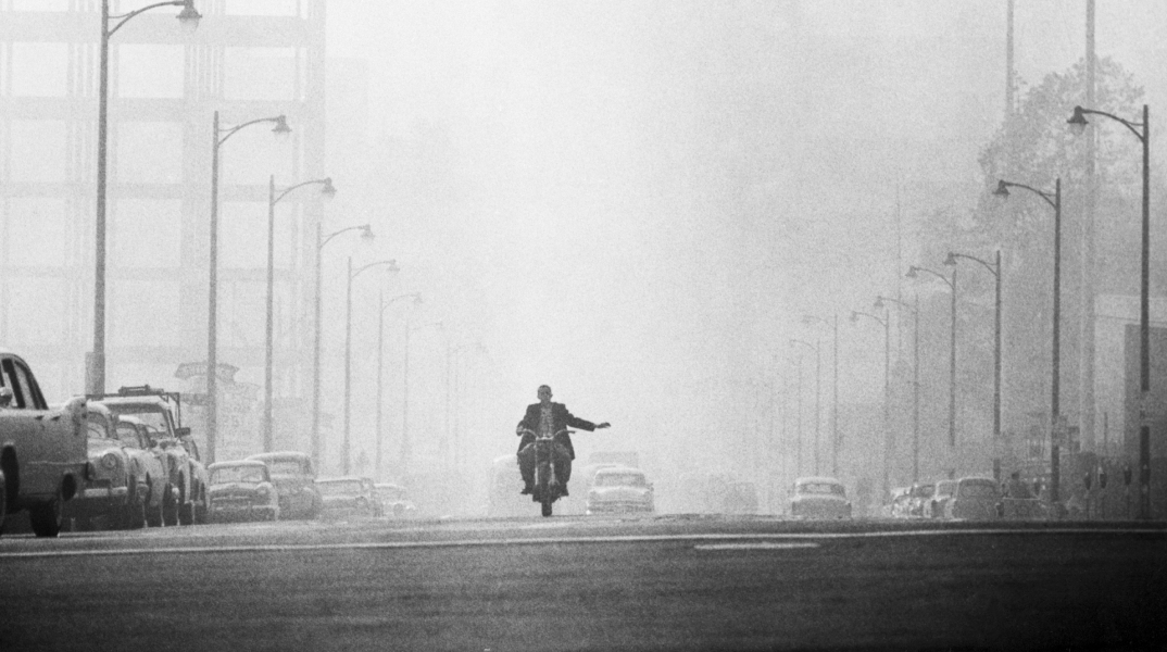 Πυκνή αιθαλομίχλη στο Λος Άντζελες το 1958 © Bettmann / Getty Images