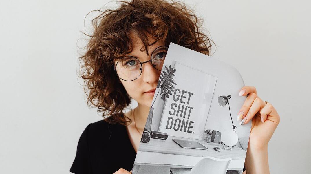 Όπως κάθε χρόνο, λίγο πριν την Πρωτοχρονιά, δίνουμε στον εαυτό μας υποσχέσεις και ελπίζουμε να τις τηρήσουμε. Παρακάτω θα βρείτε 100+1 υποσχέσεις για να σας βοηθήσουν να τηρήσετε έστω και μία. 