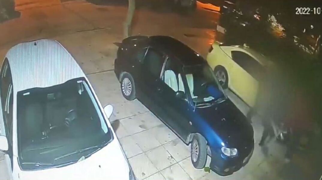 Βίντεο-ντοκουμέντο από τη στιγμή που ανήλικοι ληστεύουν 17χρονο στο Παλαιό Φάληρο