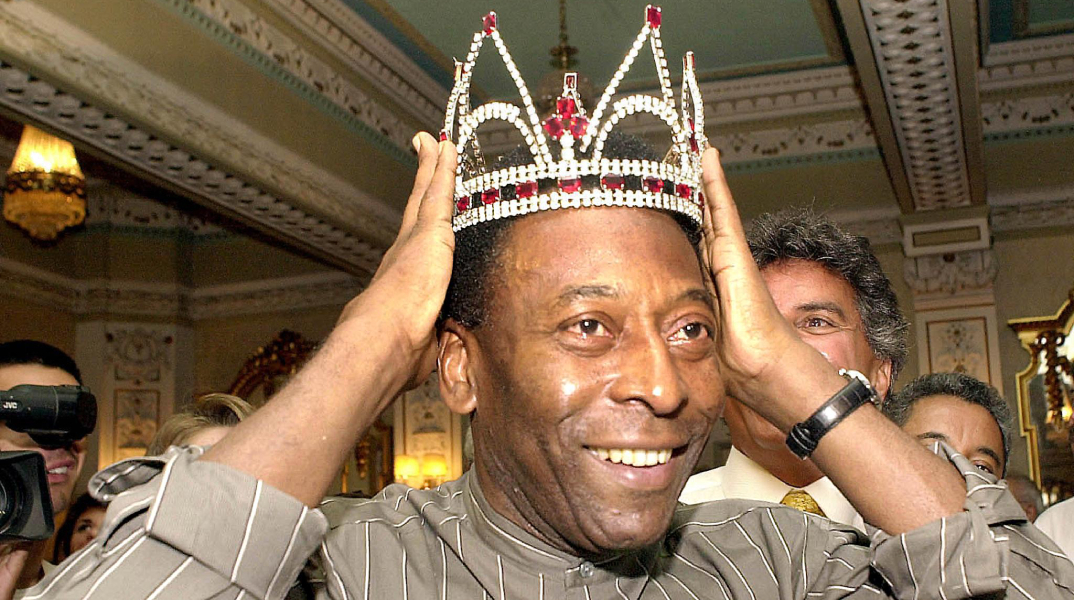 Ο Pele φοράει ένα στέμμα που του δίνουν οι οπαδοί που τον αποκαλούν Βασιλιά του Ποδοσφαίρου