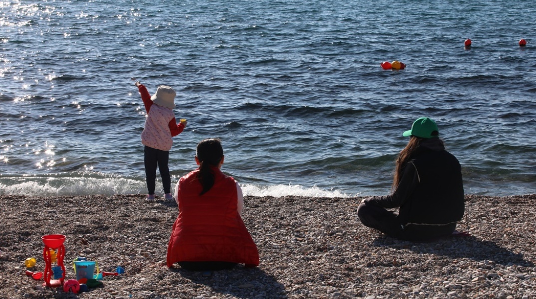 Πολίτες στην παραλία απολαμβάνουν τον καλό καιρό