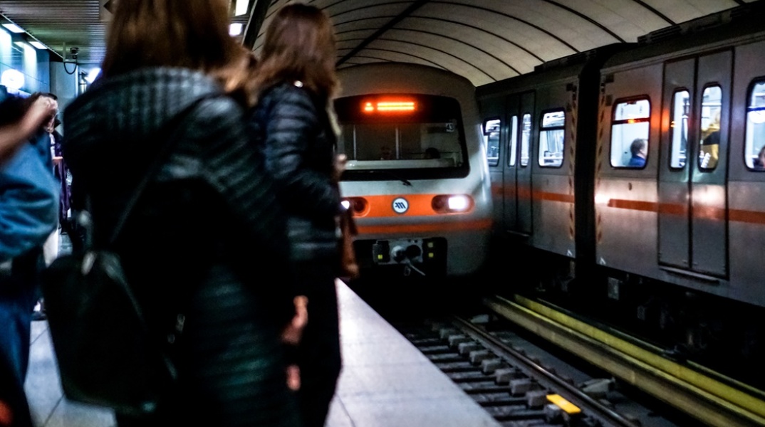 Συρμός του μετρό μπαίνει σε σταθμό, όπου αναμένουν επιβάτες