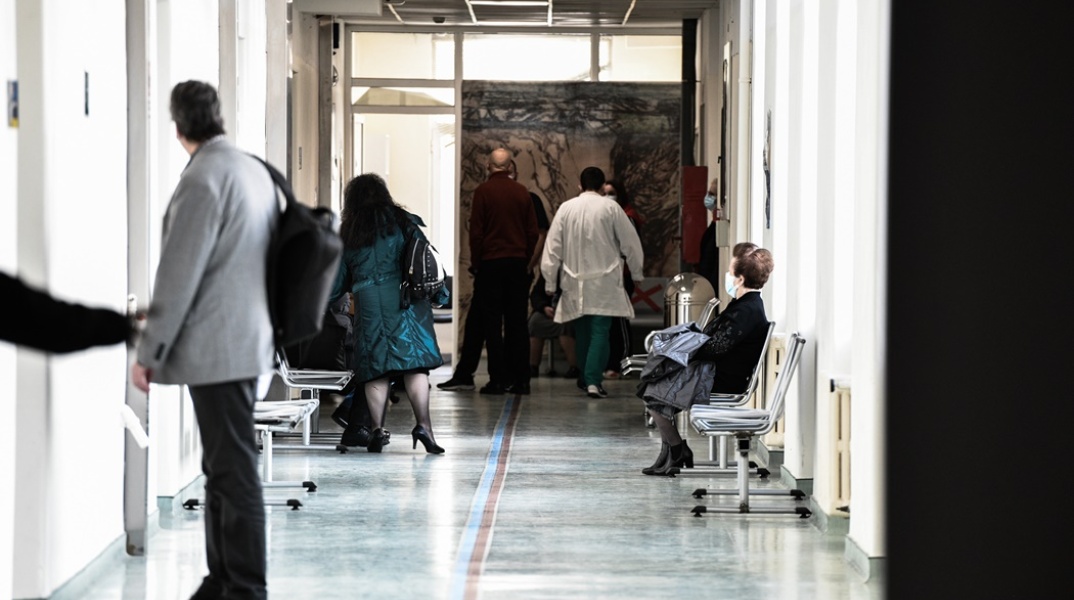 Γιατρός και πολίτες στον διάδρομο νοσοκομείου