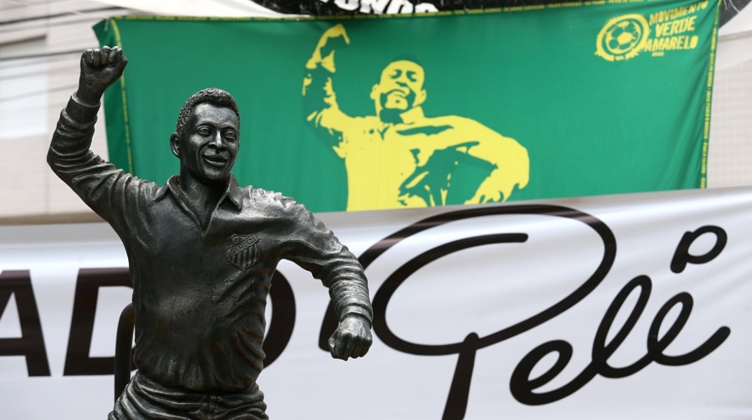 Άγαλμα του Πελέ και μπάνερ με το οποίο αποδίδεται τιμή στον σπουδαίο ποδοσφαιριστή