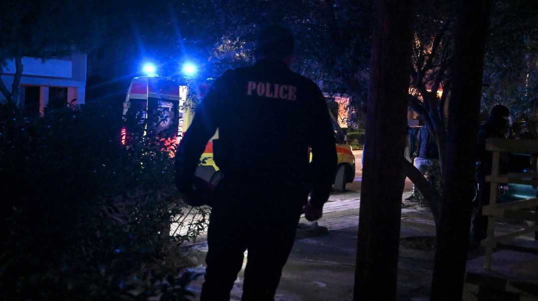 Αστυνομικός δίπλα σε ασθενοφόρο του ΕΚΑΒ