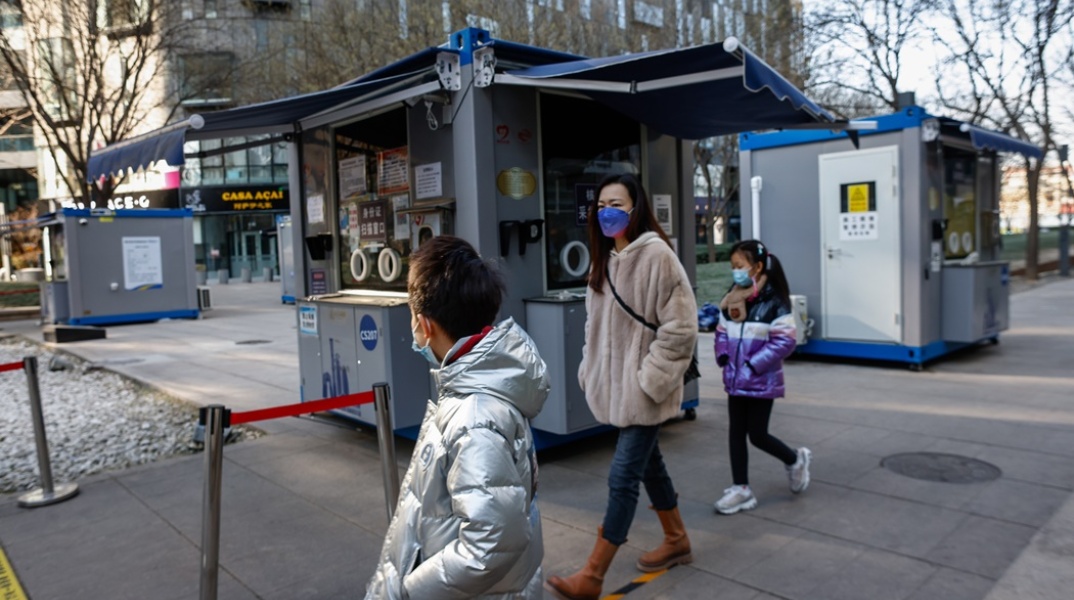 Πολίτες στην Κίνα φορούν μάσκα για την προστασία τους από τον κορωνοϊό